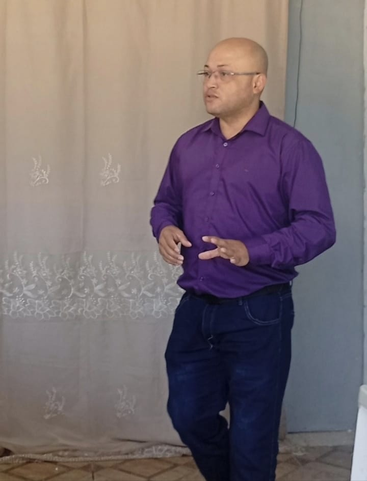 Instrutor em treinamento de segurança do trabalho