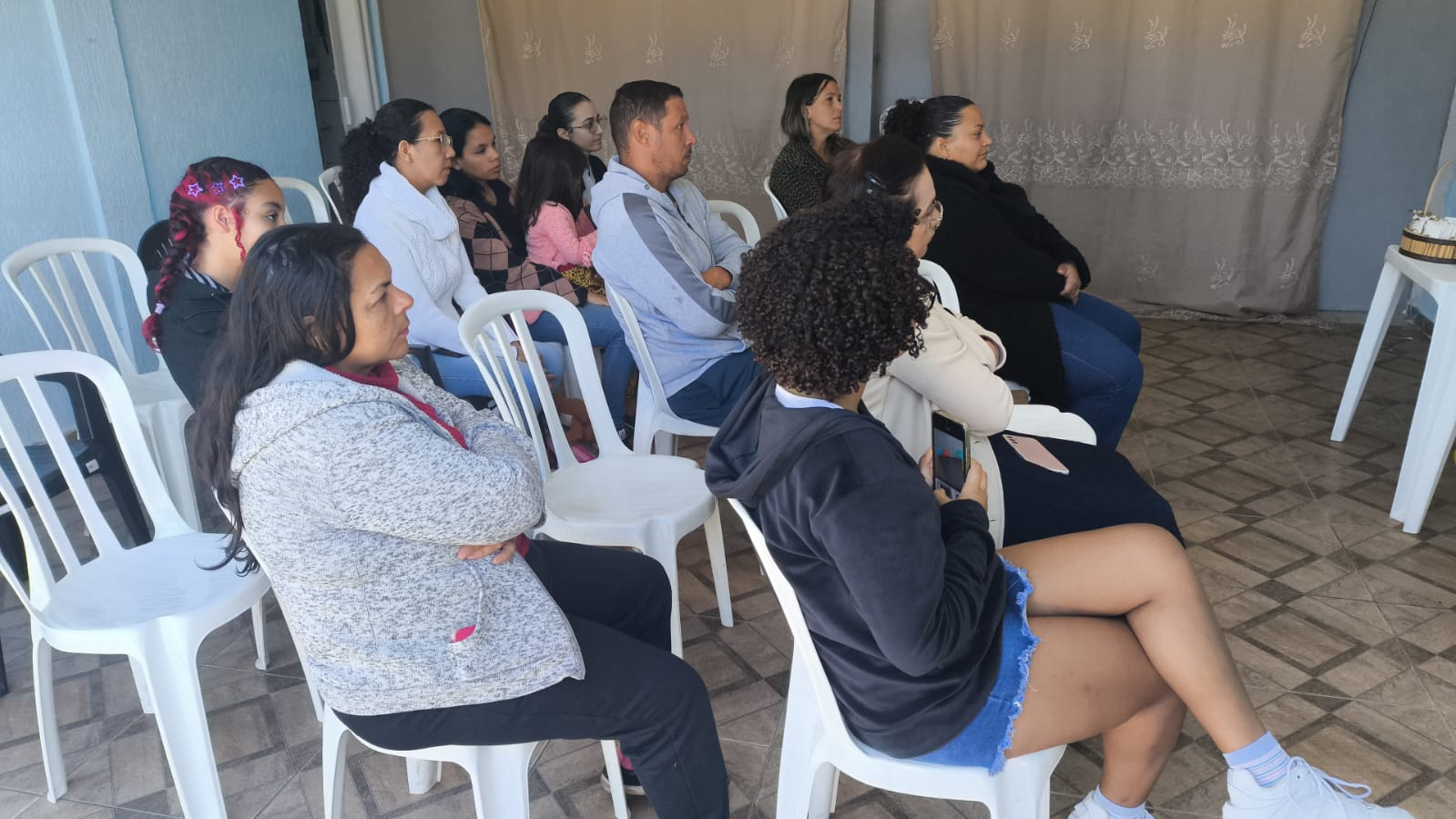 Participantes acompanhando treinamento de segurança